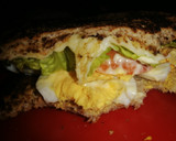 Foto del paso 3 de la receta: Sándwich de huevo, queso, lechuga y tomate