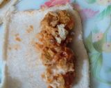 A picture of step 4 of Bread chicken pizza roll.