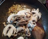 Foto del paso 2 de la receta: Pechuga con Champiñones y ensalada