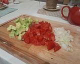 Une image de l'étape 1 de Salade fraîcheur tomate avocat 🥑 🍅.