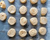 Szilveszteri sajtos csiga recept fázis 3 fotója