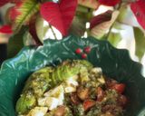 Foto del paso 3 de la receta: Ensalada de tomate cherry, aguacate y mozzarella con pesto de nueces y albahaca