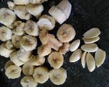 A picture of step 2 of Banana honey chocolate ice-cream.