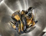 A picture of step 6 of Spaghetti of tomato and mussels.