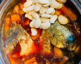 Hình bước làm 6 của món Cá chim biển trắng chiên nghệ và canh hầm đậu củ quả