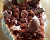 Foto del passaggio 12 della ricetta Uova di cioccolato ripiena con savoiardi e crema al mascarpone senza uova