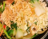 รูปขั้นตอนการทำที่ 4 ของ ผัดบะหมี่ซีอิ้วทะเลเบคอนพริกแห้ง🍜🦐🦑🥓🥬🌶style by barbie👩🏼‍🍳