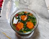 Foto langkah ke 6 dari resep Kuah Bening Bayam Wortel.