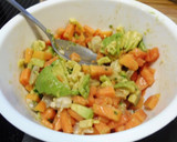 Foto del paso 2 de la receta: Tartar de papaya, gambas y aguacate con caballa a la plancha