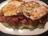 Lacón con patatas y huevo
