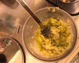 Foto del passaggio 2 della ricetta Vellutata di cavolo romanesco al profumo di timo con crostini di pane 🥖 enkir e olio evo