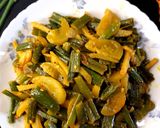 কাঁচা টমেটো ও নতুন আলু দিয়ে পেঁয়াজ কলি ভাজি রেসিপির ধাপ 1 ছবি