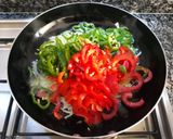 Foto del paso 1 de la receta Tortilla de cebolla y pimientos..y algo más #yosoyyo