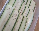 Une image de l'étape 1 de Roll frais de courgette apéritif.