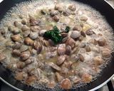 Foto del passaggio 5 della ricetta Fregola sarda fatta a mano con lupini in guazzetto