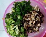Foto langkah ke 1 dari resep Sop Jamur Shitake.