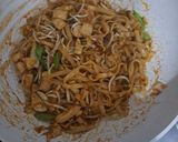 Foto langkah ke 7 dari resep Pad Thai Ayam.