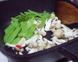 荷蘭豆鴻喜菇炒蝦球的食譜步驟5照片