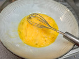 Revuelto de ajetes, espinacas y gambas