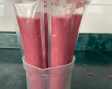 Foto del paso 3 de la receta: Bolis de leche de avena y fresas sin azúcar