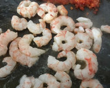 Foto del paso 4 de la receta: Fideuà de potón, gambones, ajos tiernos y dátiles medjol