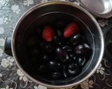 A picture of step 1 of Strawberry Grapes juice.