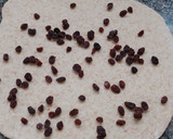 Foto del paso 3 de la receta: Pancitos de harina integral y pasas