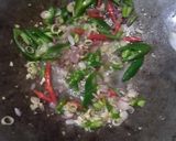 Foto langkah ke 2 dari resep Oseng Ayam Cabe Bawang.