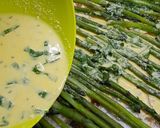 Foto del passaggio 4 della ricetta Torta salata ASPARAGI SU UN LETTO DI PANE 🍞🌱