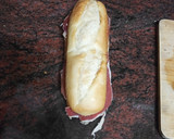 Foto del paso 2 de la receta: Bocadillo de jamón serrano, tomate y aceite de oliva
