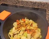 Foto del paso 3 de la receta: Salteado de lentejas con pollo y verduras con un toque de curry