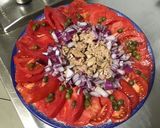 Une image de l'étape 5 de Salade de tomates au thon oignon rouge et câpres (sauce citron).