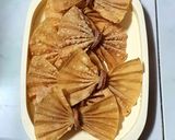 Foto langkah ke 2 dari resep Kulit Pangsit Goreng Sosis Bentuk Dasi Kupu-Kupu.