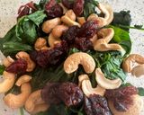 Foto del paso 2 de la receta: Ensalada de anacardos, arándanos secos y queso de cabra