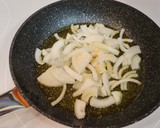 Foto del paso 2 de la receta: Garbanzos en salsa de piquillos y tomate con salchichas frescas