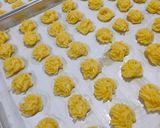 Foto langkah ke 4 dari resep Kue Sagu Keju.