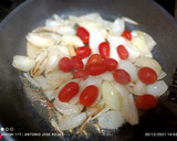 Foto del paso 2 de la receta: Filete de Dorada a la plancha con cebolla francesa y tomate