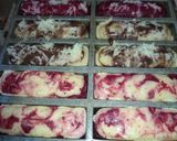 Foto langkah ke 5 dari resep Pukis Merah Putih - Red Velvet & Cheese.