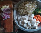 Foto langkah ke 2 dari resep 102. Sop Tahu Kecambah Ala Ibuk.