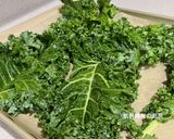 A picture of step 3 of Crispy Kale Chips.