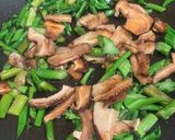 Hình bước làm 2 của món Bông cải xào nấm(stir-fried Baby Broccoli with mushrooms)