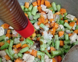 Foto langkah ke 5 dari resep Oseng buncis ayam wortel.