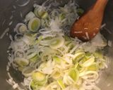 Póréhagymás burgonyakrémleves recept fázis 1 fotója
