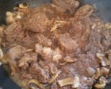 Foto del paso 10 de la receta: Carne de res en salsa de vino y champiñones