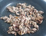 Hình bước làm 5 của món Mì mè đen xào ngũ sắc