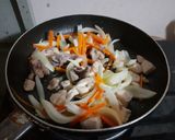 Hình bước làm 2 của món Mì xào gà & rau củ