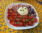 Une image de l'étape 10 de Salade de tomates à l'oignon rouge, jambon blanc, basilic et burrata.