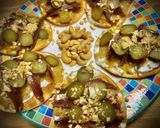 Foto del paso 2 de la receta: Mini pizzas frías de queso de cabra y anchoa con cebolla caramelizada y pepinillos