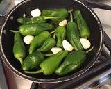 Une image de l'étape 3 de Poivrons padrons à l ail rôti et fleur de sel.