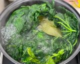 Foto langkah ke 1 dari resep Oseng Daun Pepaya Teri Pedas Favorit Ibu.